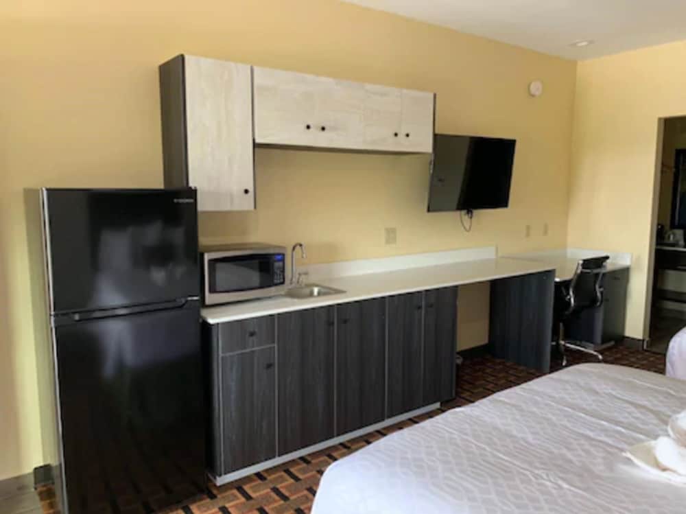 Deluxe Studio Suite, 2 Queen Beds, Non Smoking, Refrigerator & Microwave
