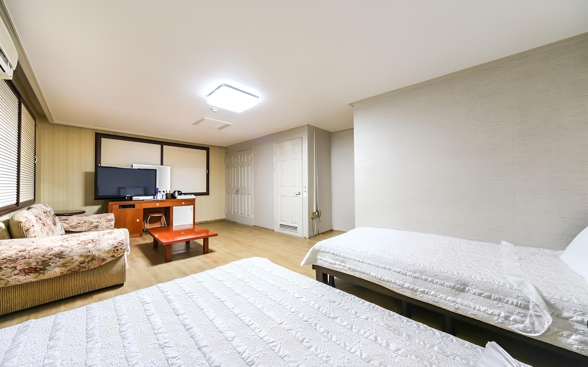 Room (Twin) - Photo 3