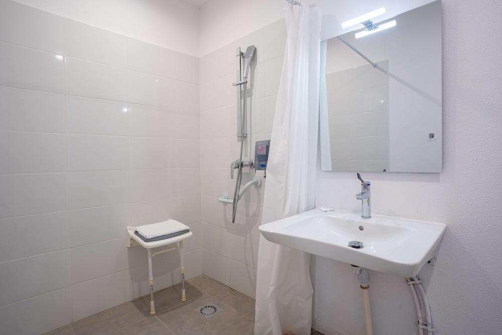 Standard Room, Multiple Beds - Photo 4