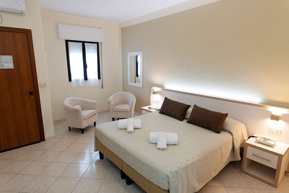 Comfort Double or Twin Room (stair access only) - Photo 2