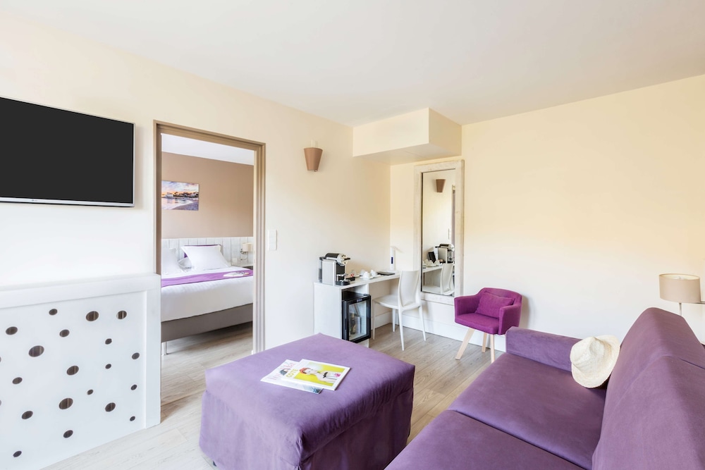 Junior Suite, 1 Queen Bed, Non Smoking, Balcony (with Sofabed) photo 1