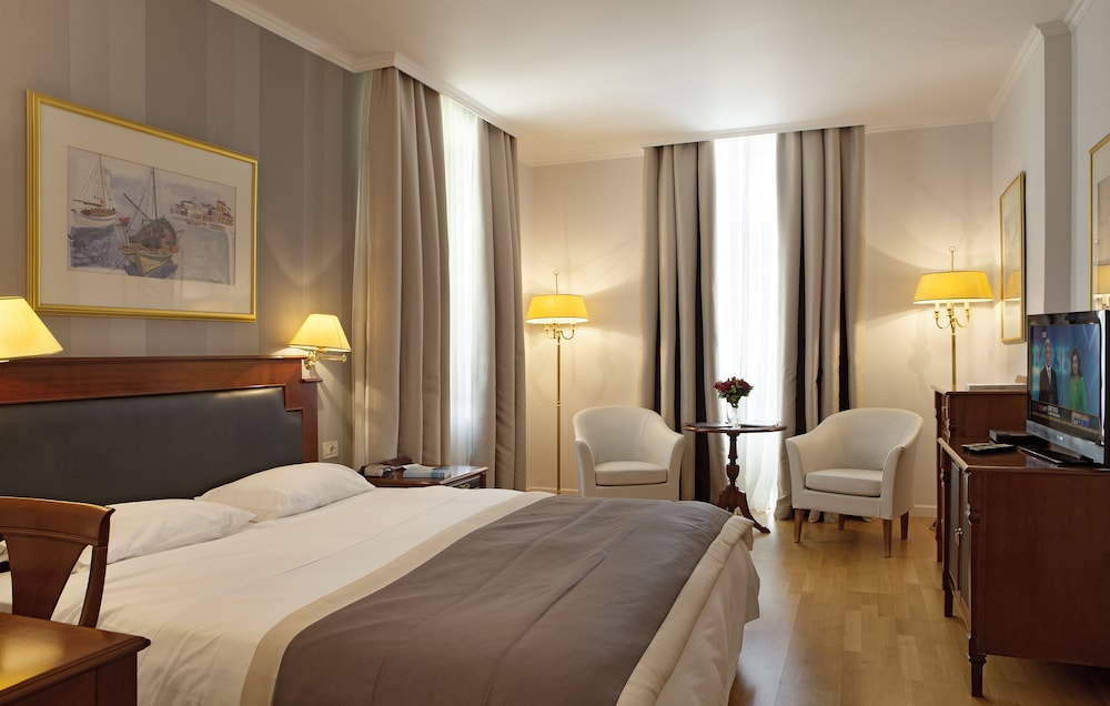 Standard Double Room thumbnail 5