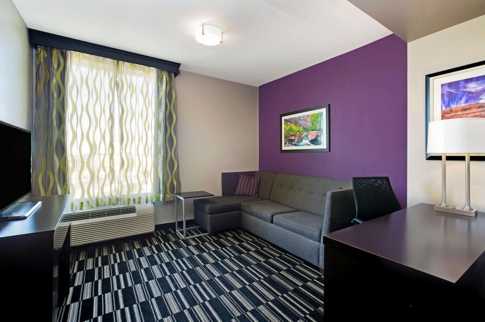 Deluxe Room, 1 King Bed, Non Smoking, City View photo 3