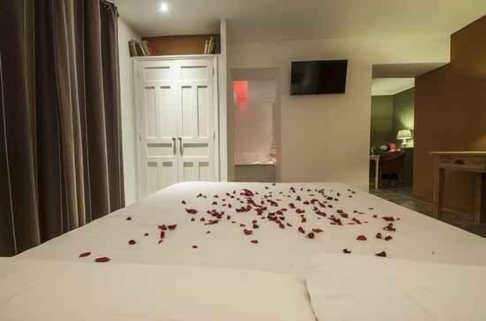 Habitación Suite, Jacuzzi, Vista al Jardín (El deseo)