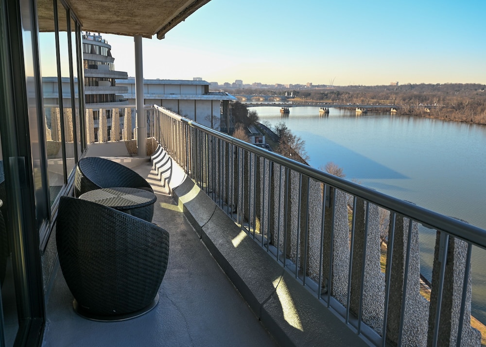 Suite, 1 Bedroom, Balcony, River View - Photo 2
