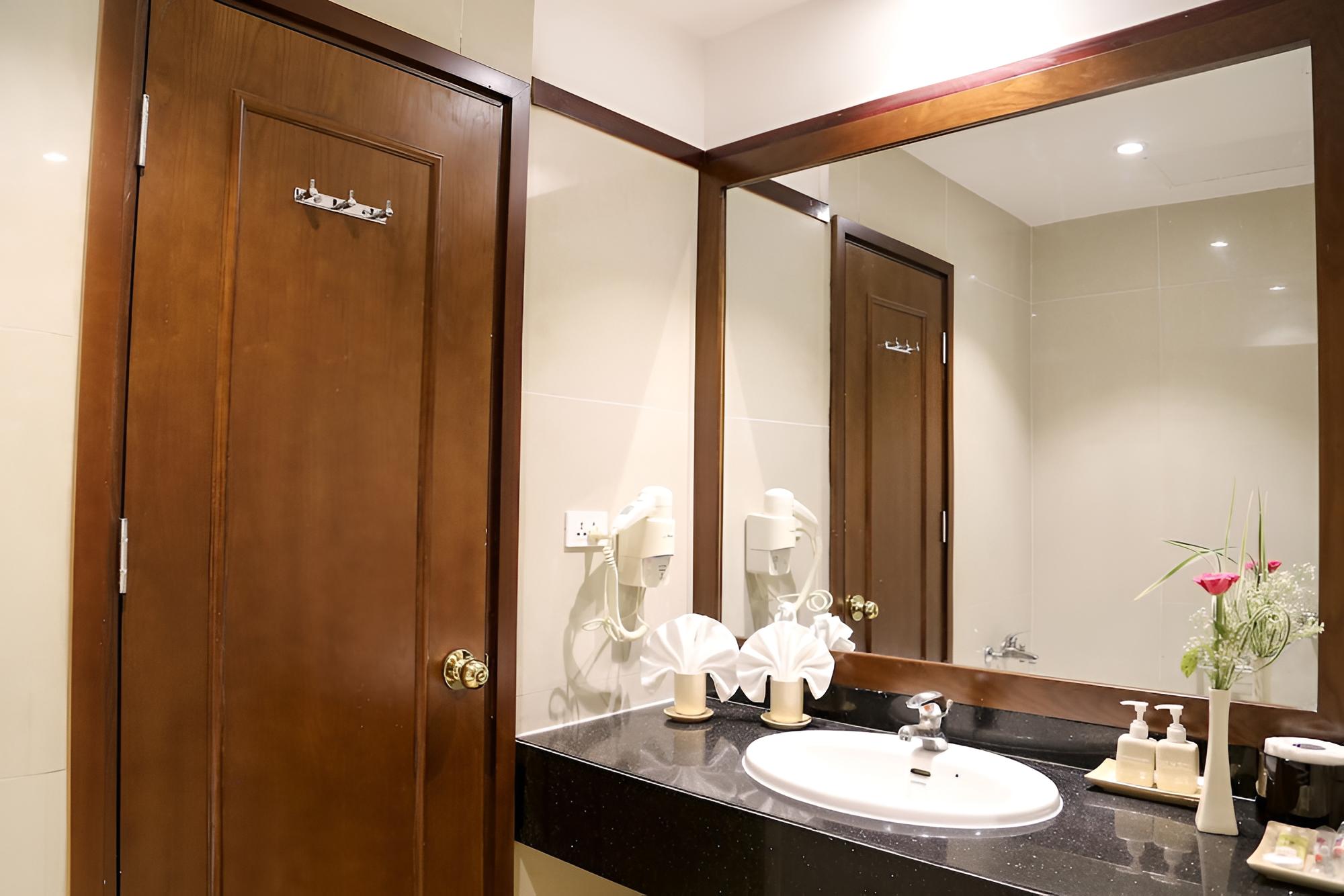 Junior Suite, Bathtub, City View