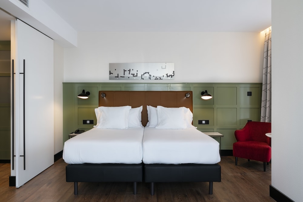Junior Suite (Guggenheim View, Single Use) - Photo 4