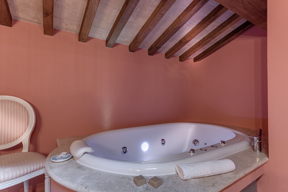 King Romantic Room, Hot Tube - Photo 2