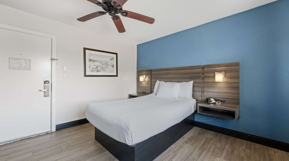 Standard Room, 1 Double Bed, Non Smoking, Refrigerator & Microwave (Small Room) - Photo 3