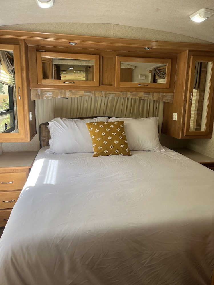 Deluxe Mobile Home, Multiple Beds
