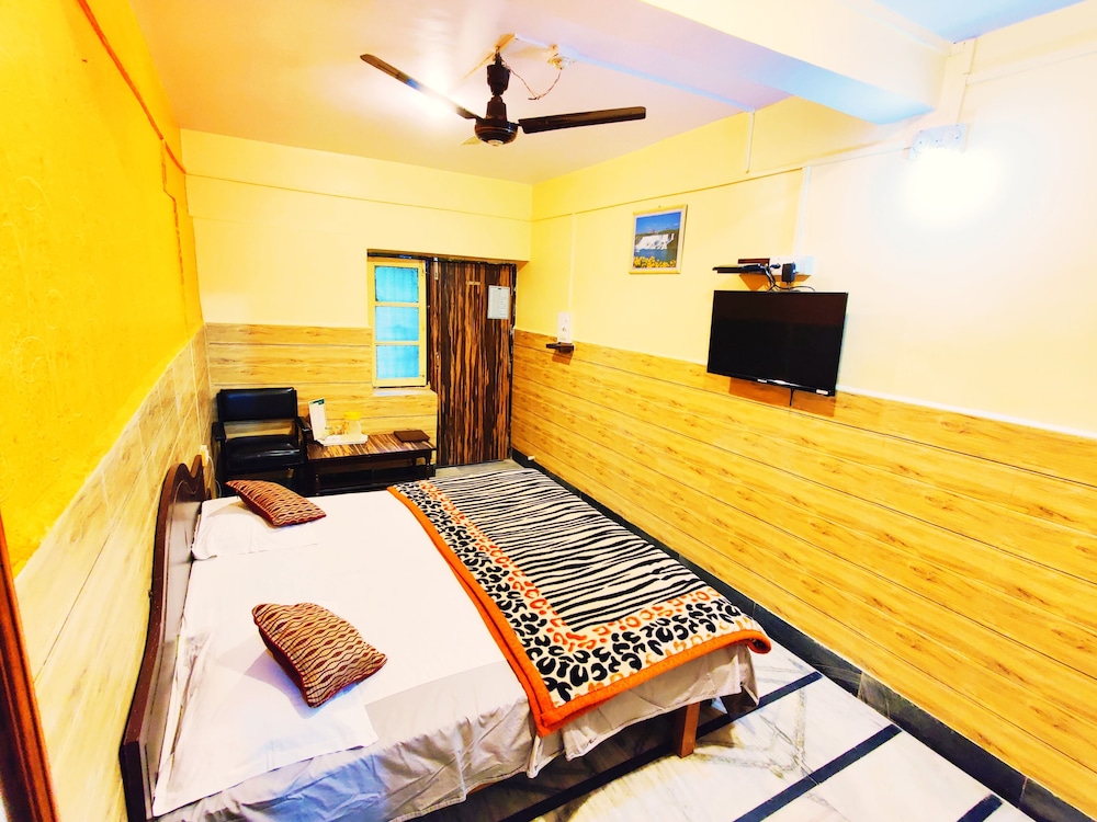Deluxe Room, 1 Double Bed (NON AC) photo 1