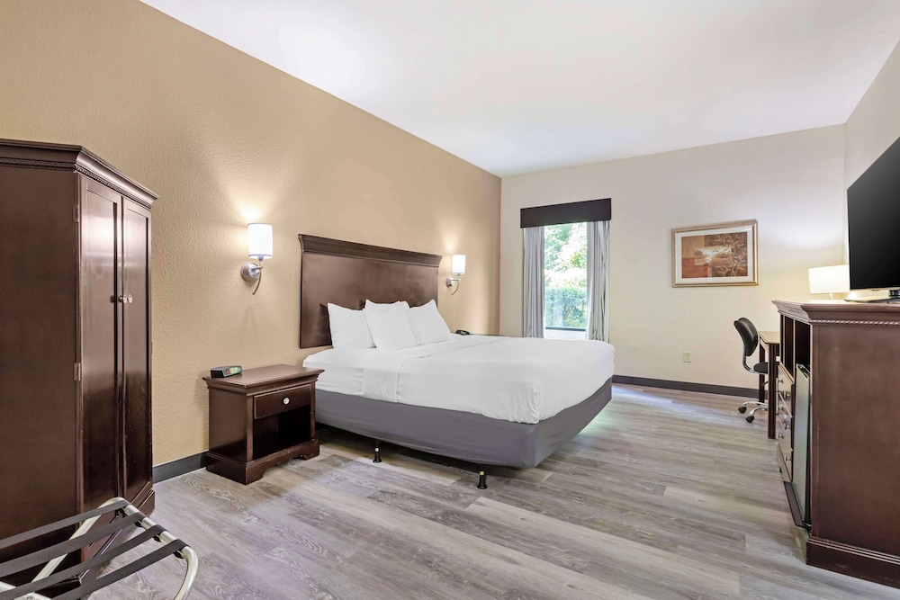 Standard Room, 1 King Bed, Accessible, Refrigerator & Microwave photo 1