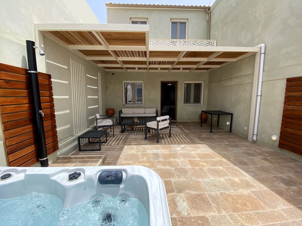 Family Room, Hot Tub