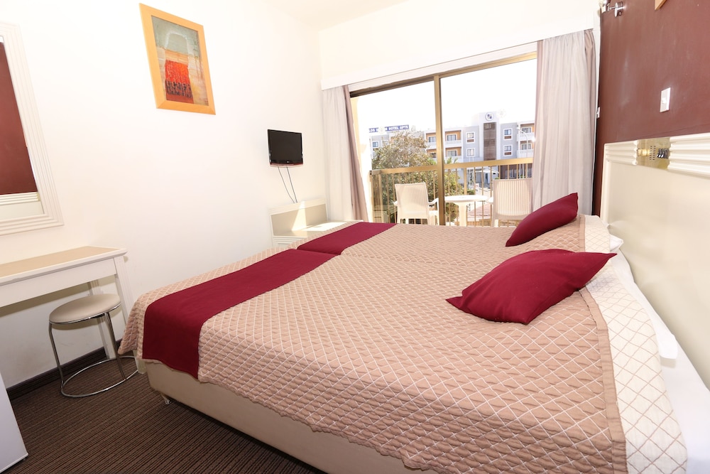 Basic Quadruple Room photo 2