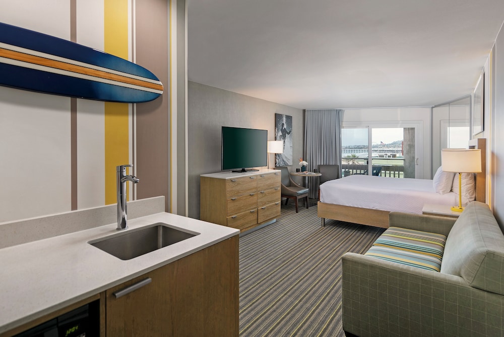 Deluxe Room, 1 Queen Bed, Partial Ocean View