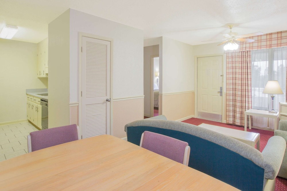 Suite, 1 King Bed, Smoking - Photo 2