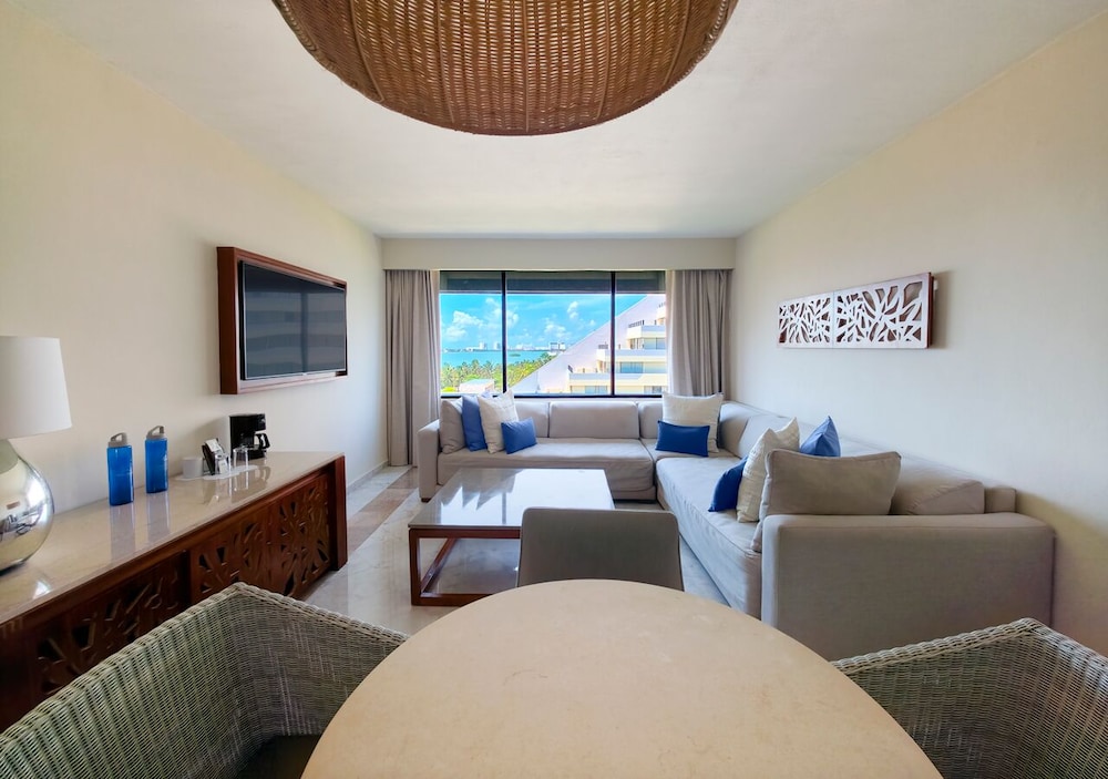 Family Suite with Balcony - Photo 3