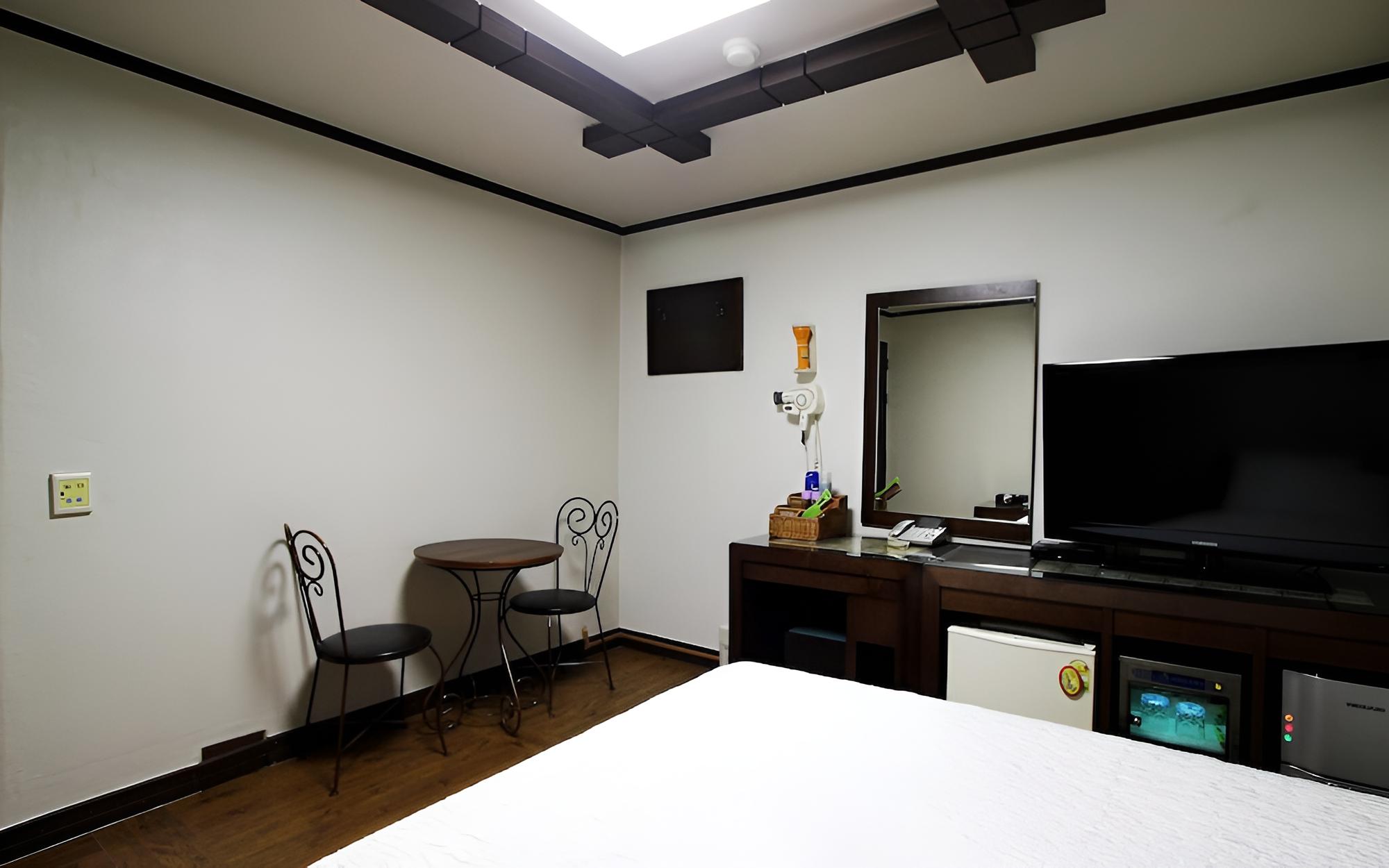 Room (Standard Room (Air Purifier)) - Photo 10