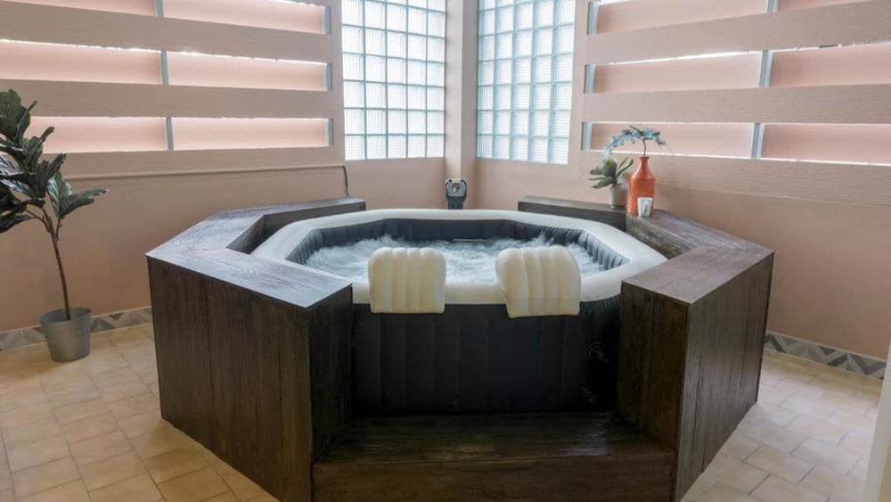 3 Bedrooms Jacuzzi Suite - Photo 10
