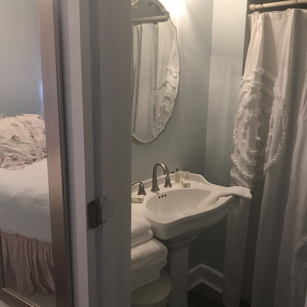 Deluxe Cottage, 1 Bedroom, Private Bathroom photo 2