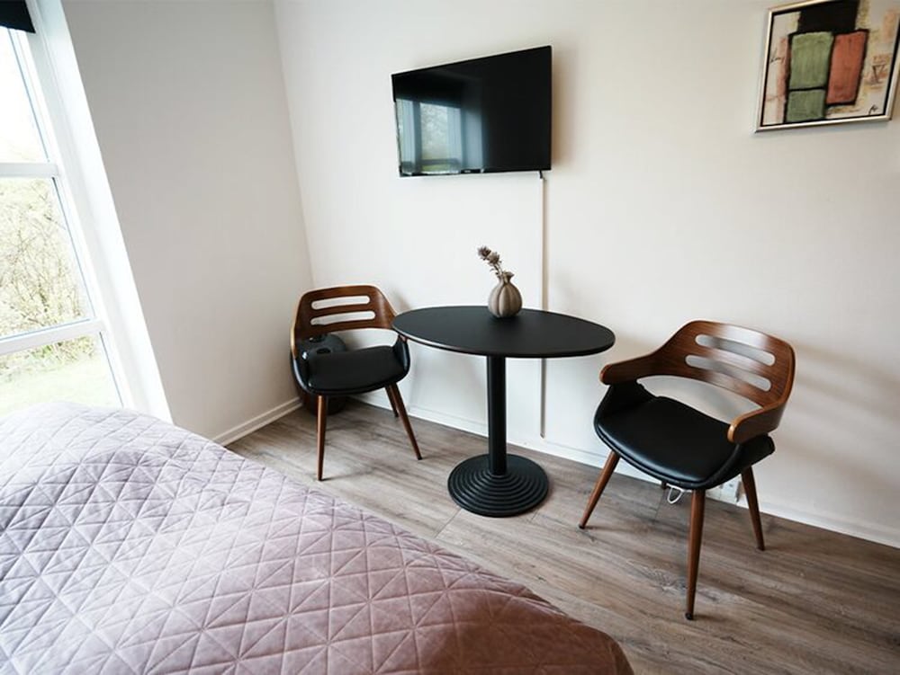 Comfort Room, 1 Queen Bed (Hotel) - Photo 6