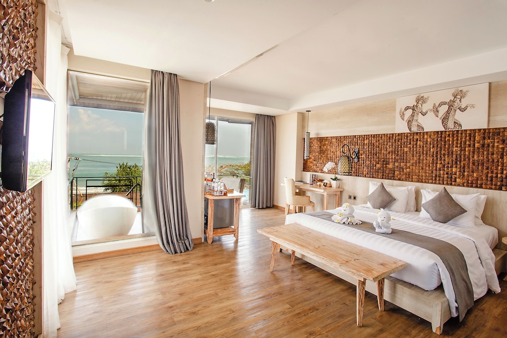 Legong Suite, Bathtub & Balcony