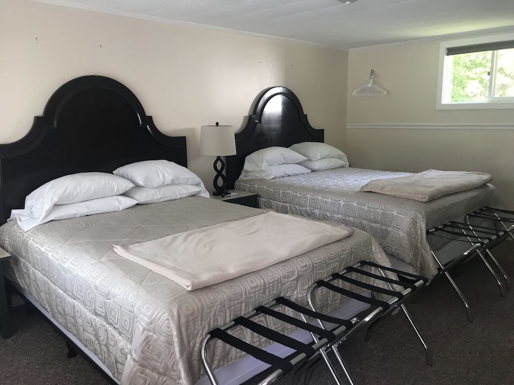 Room, 2 Queen Beds, Non Smoking, Refrigerator & Microwave photo 1