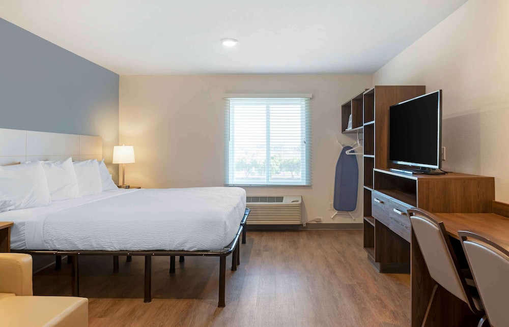Deluxe Studio, 1 King Bed with Sofa bed, Non Smoking, Refrigerator & Microwave - Photo 3
