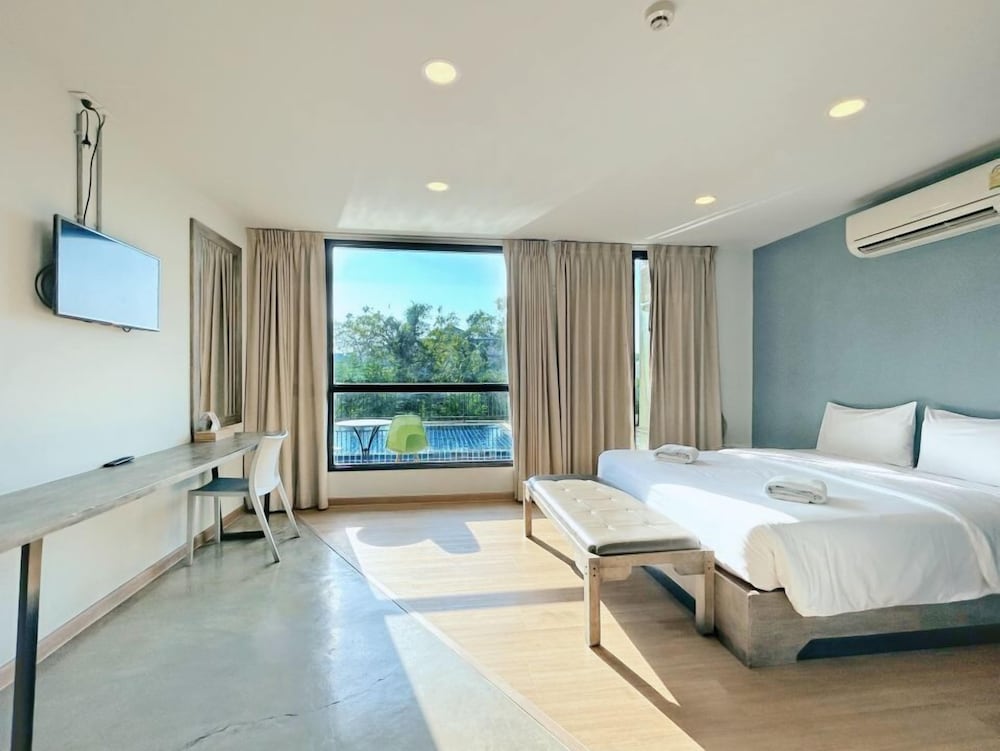 Deluxe Pool Access Room photo 1