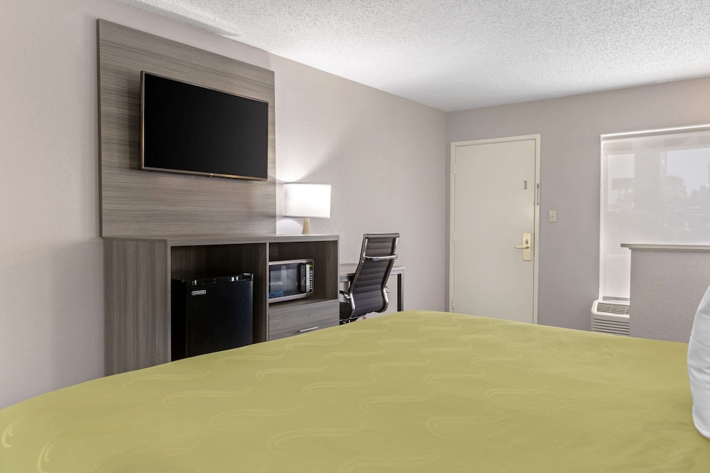 Standard Room, 1 King Bed, Non Smoking - Photo 4