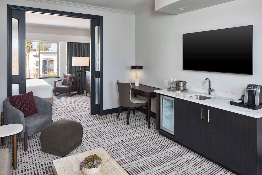 Suite, 1 Bedroom - Photo 7