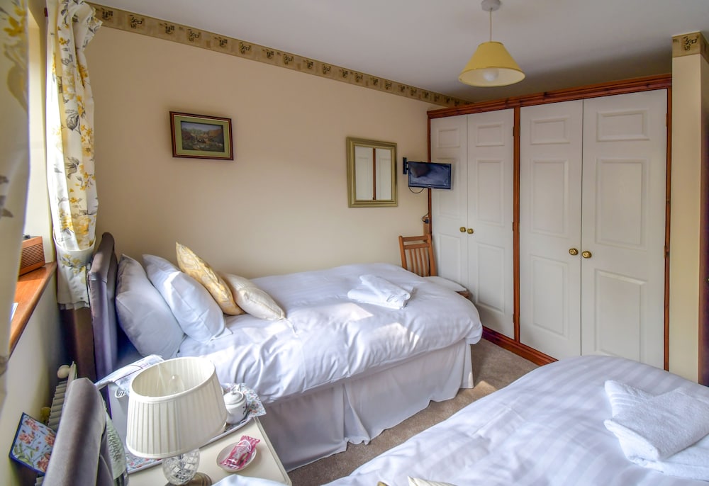 Twin Room (Private Bathroom) photo 3