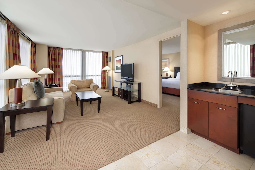 Family Suite– 1 King Bed– Mobility/Hearing Accessible w/ Bathtub