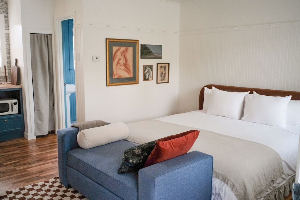 Classic Room, 1 King Bed photo 1