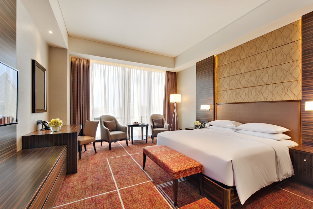 Room, 1 King Bed (Club Access) photo 3