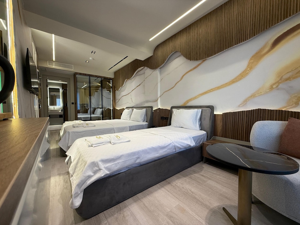 Classic Triple Room, Balcony photo 3