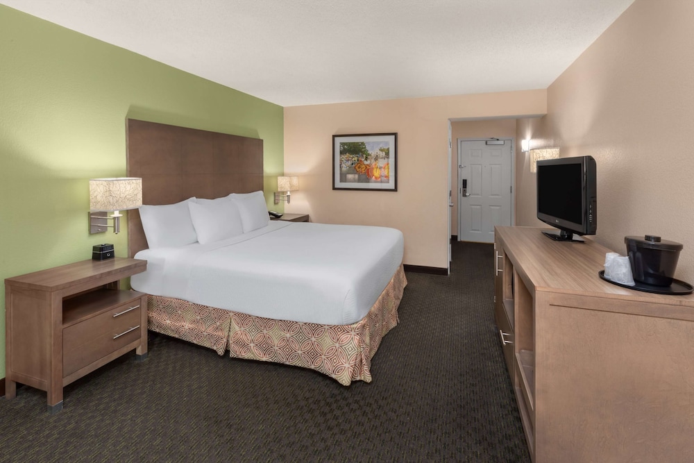 Room, 1 King Bed, Non Smoking - Photo 3