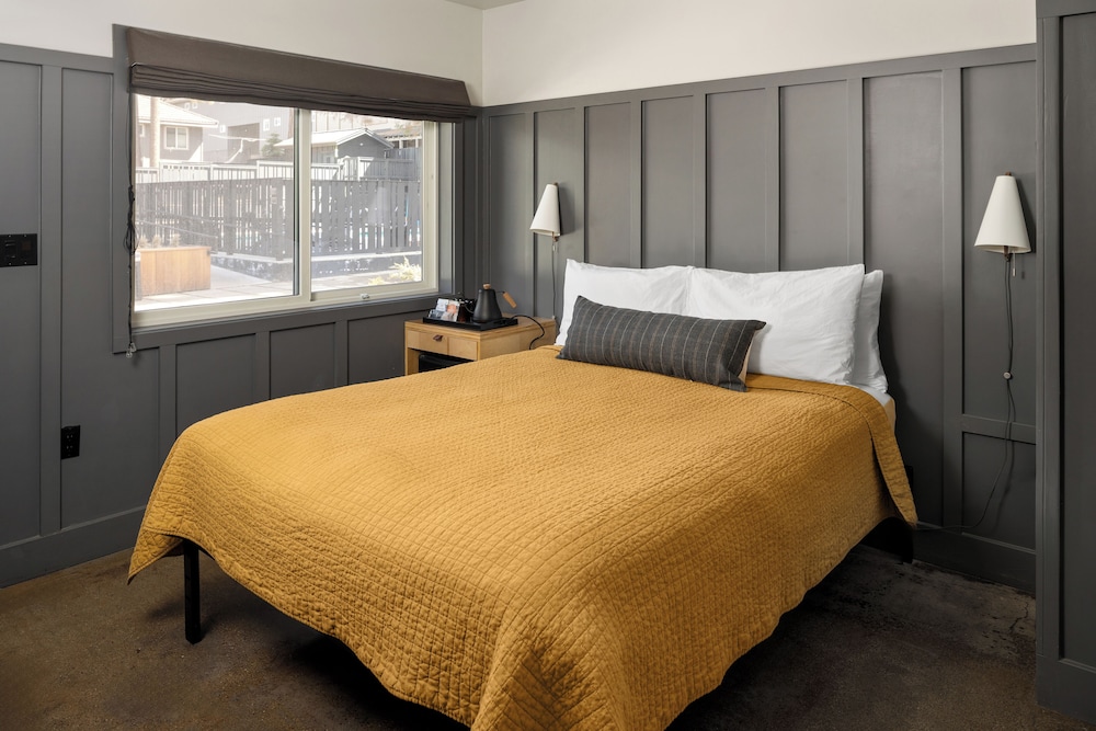 Room, 1 Queen Bed (Ada)
