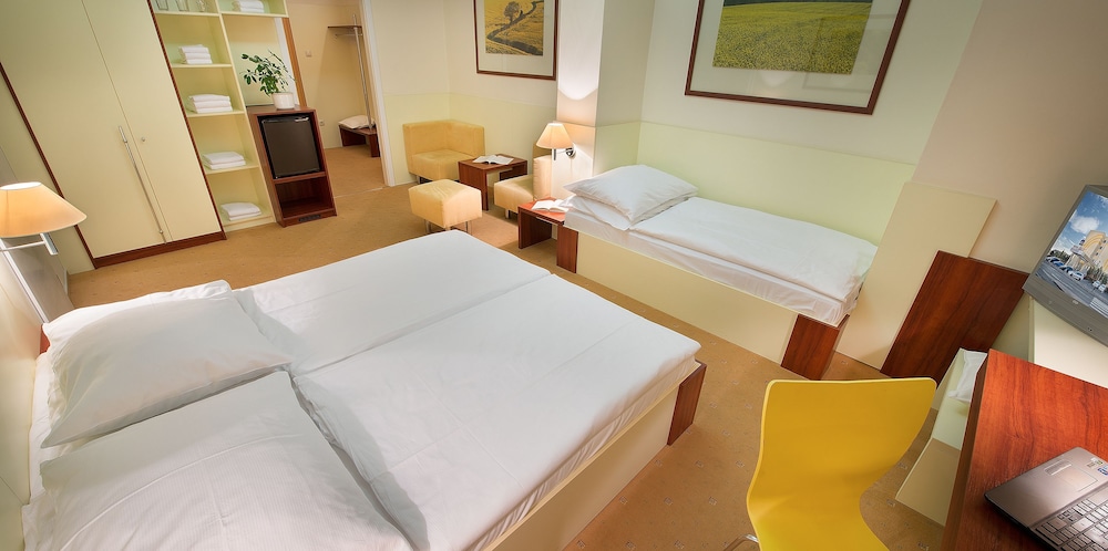 Comfort Triple Room, City View - Photo 1