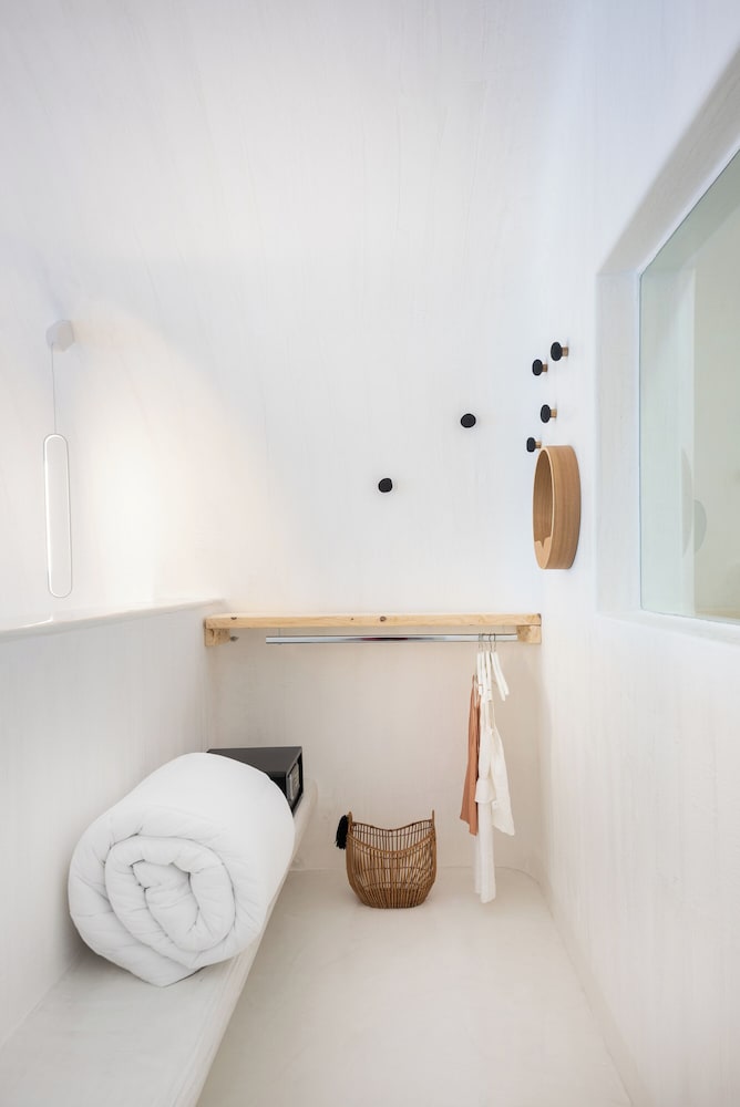 Cave Suite with outdoor heated infinity plunge pool photo 3
