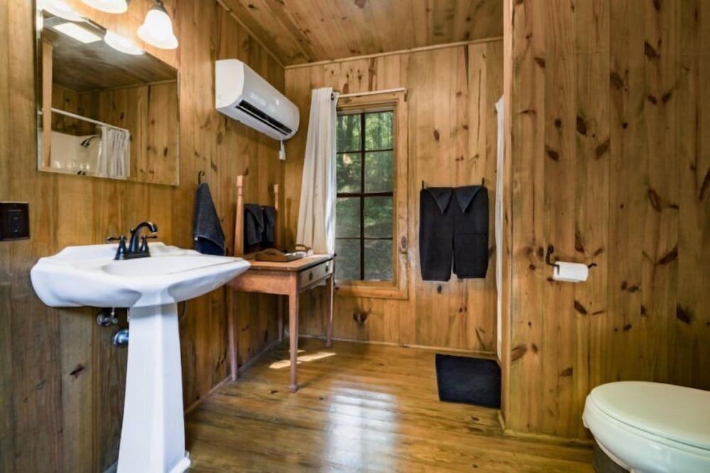Traditional Cabin photo 2