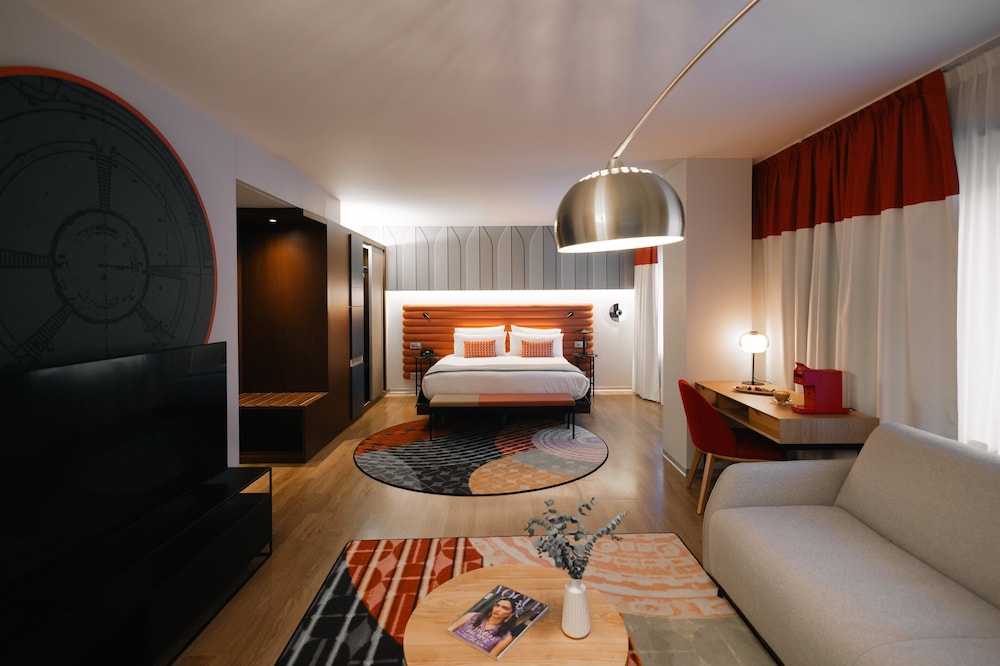 Suite, 1 King Bed - Photo 6