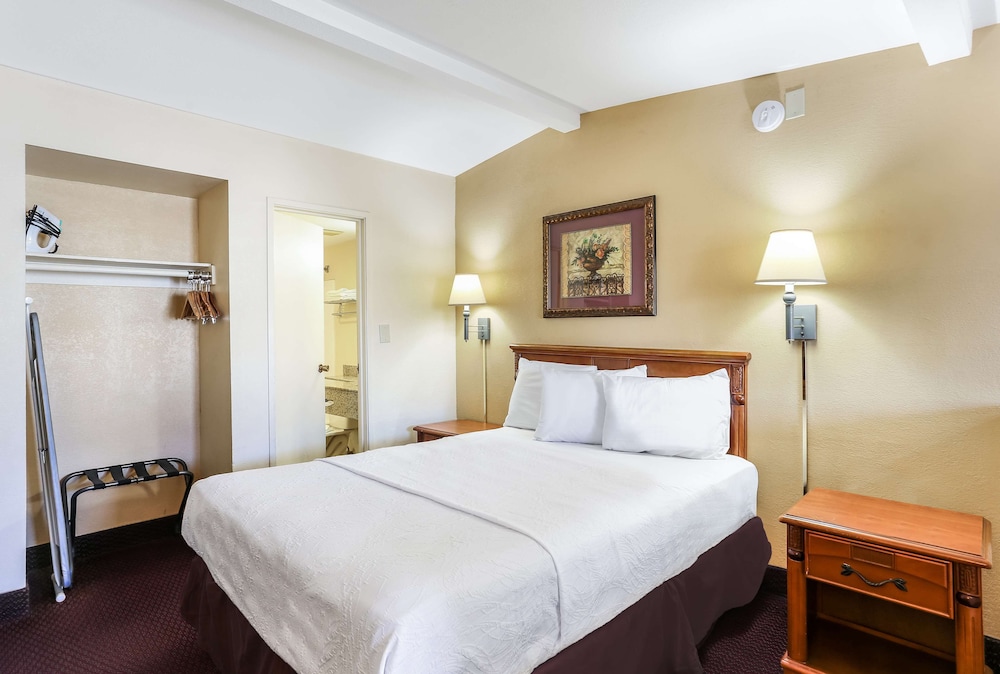 Suite, 1 King Bed, Non Smoking photo 2