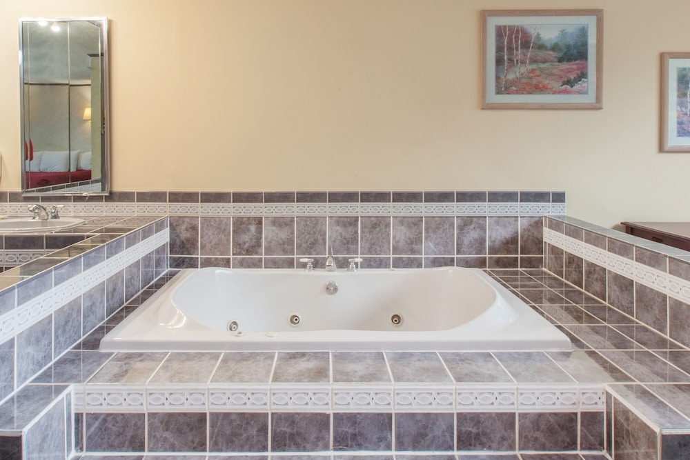 Hot Tub, King Room - Non-Smoking photo 2