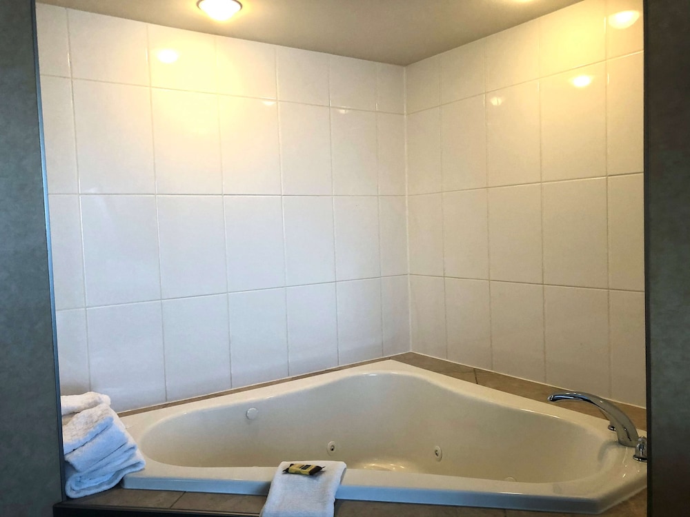 Suite, 1 Queen Bed, Non Smoking, Jetted Tub (Living Room;with Sofabed) - Photo 2
