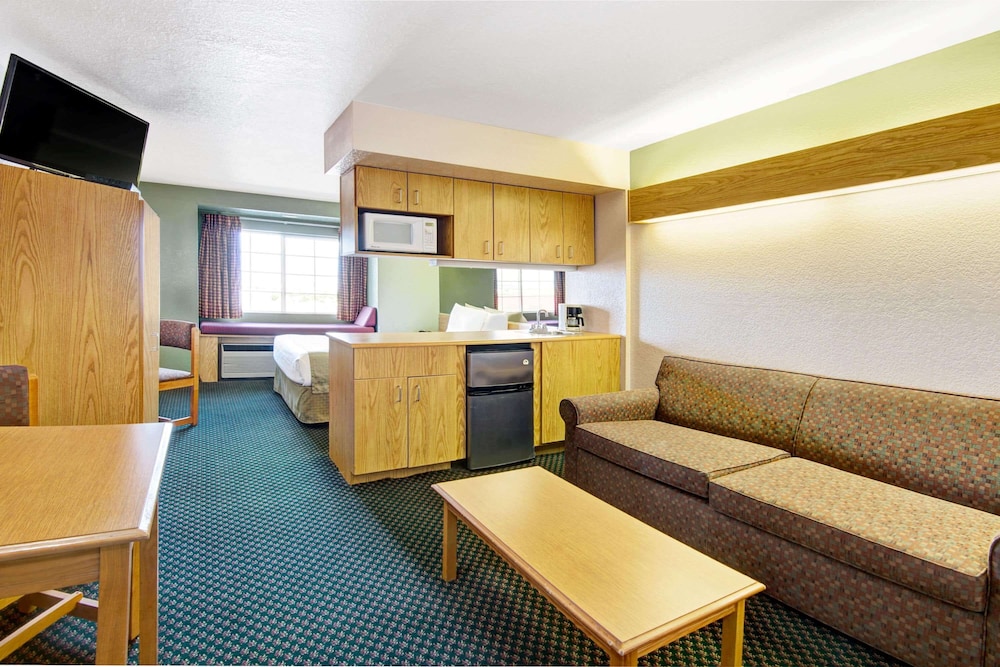 Studio Suite, 1 Queen Bed, Non Smoking photo 3