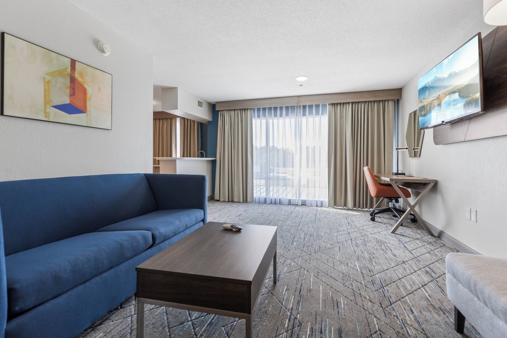 Suite, 1 Bedroom, Kitchen (1 King, Sofa Bed, Living Area) photo 2