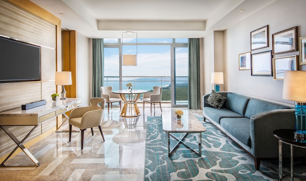 Ocean View Ambassador Queen Bed Suite (unlimited free entry to the water park & Lost chambers during