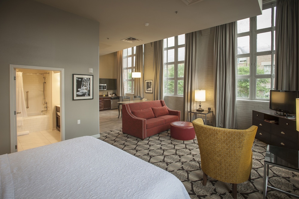 Studio suite, king bed, sofa bed, kitchen, whirlpool tub - Photo 3