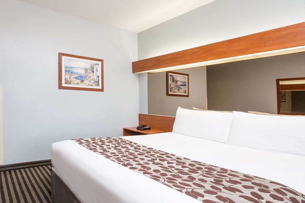 Room, 1 Queen Bed, Accessible, Non Smoking (Mobility Accessible) - Photo 1
